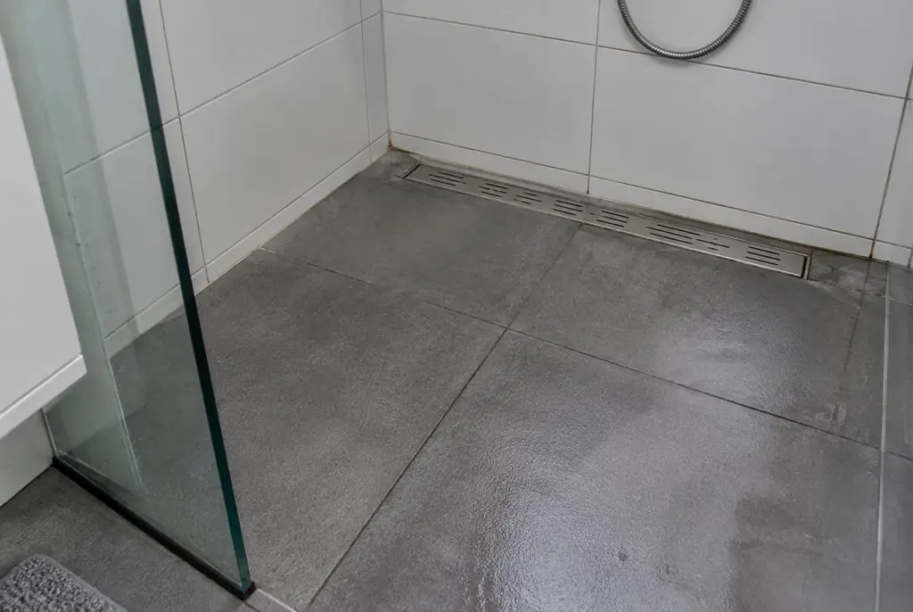 Lekdetectie Monnickendam – lekkende inloopdouche met natte voegen