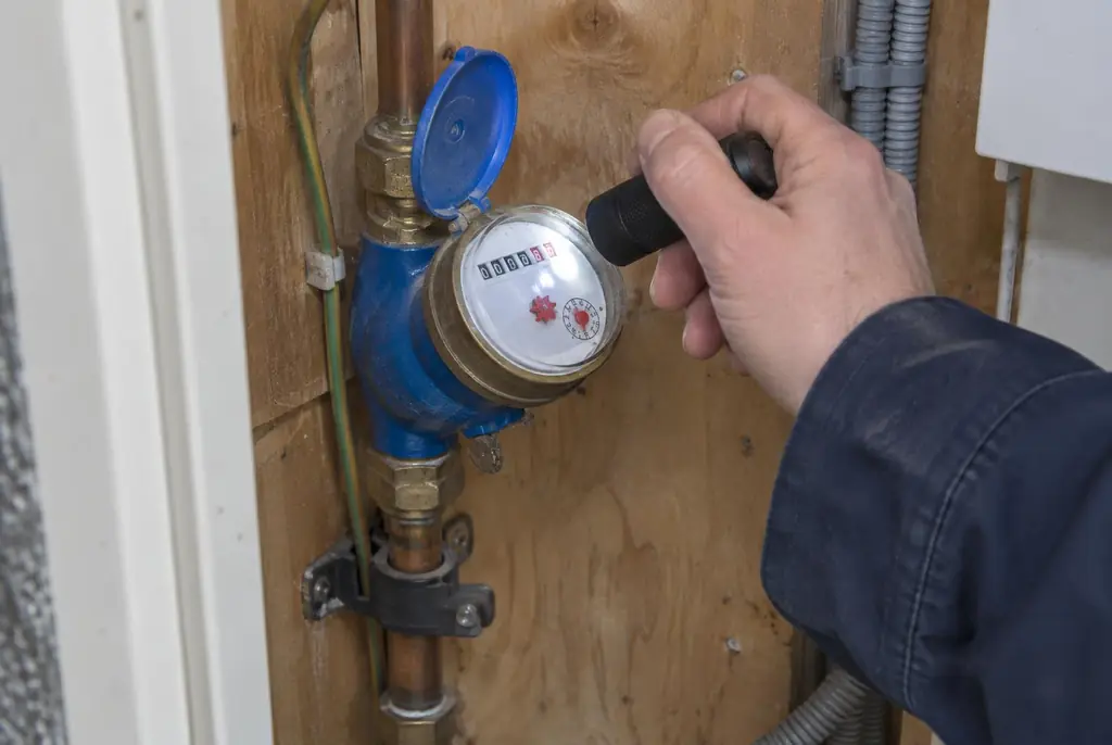 Lekdetectie Monnickendam – watermeter in de meterkast controleren met een zaklamp